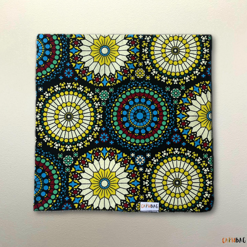Lenço em capulana colorida em tons de verde, amarelo e azul Capubag