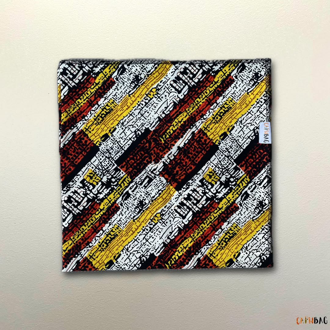 Lneço colorido em tons branco vermelho e amarelo em capulana Capubag